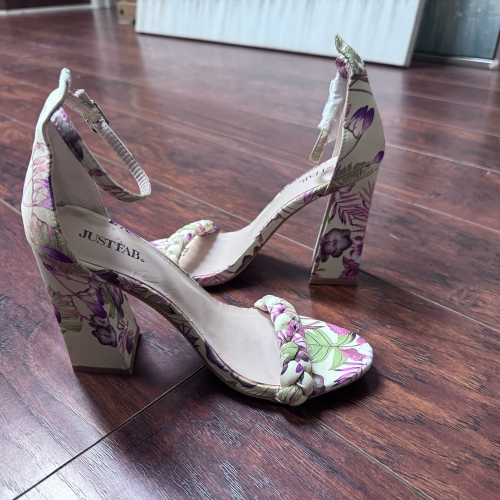 JustFab sandals size 8 new with slight defect
